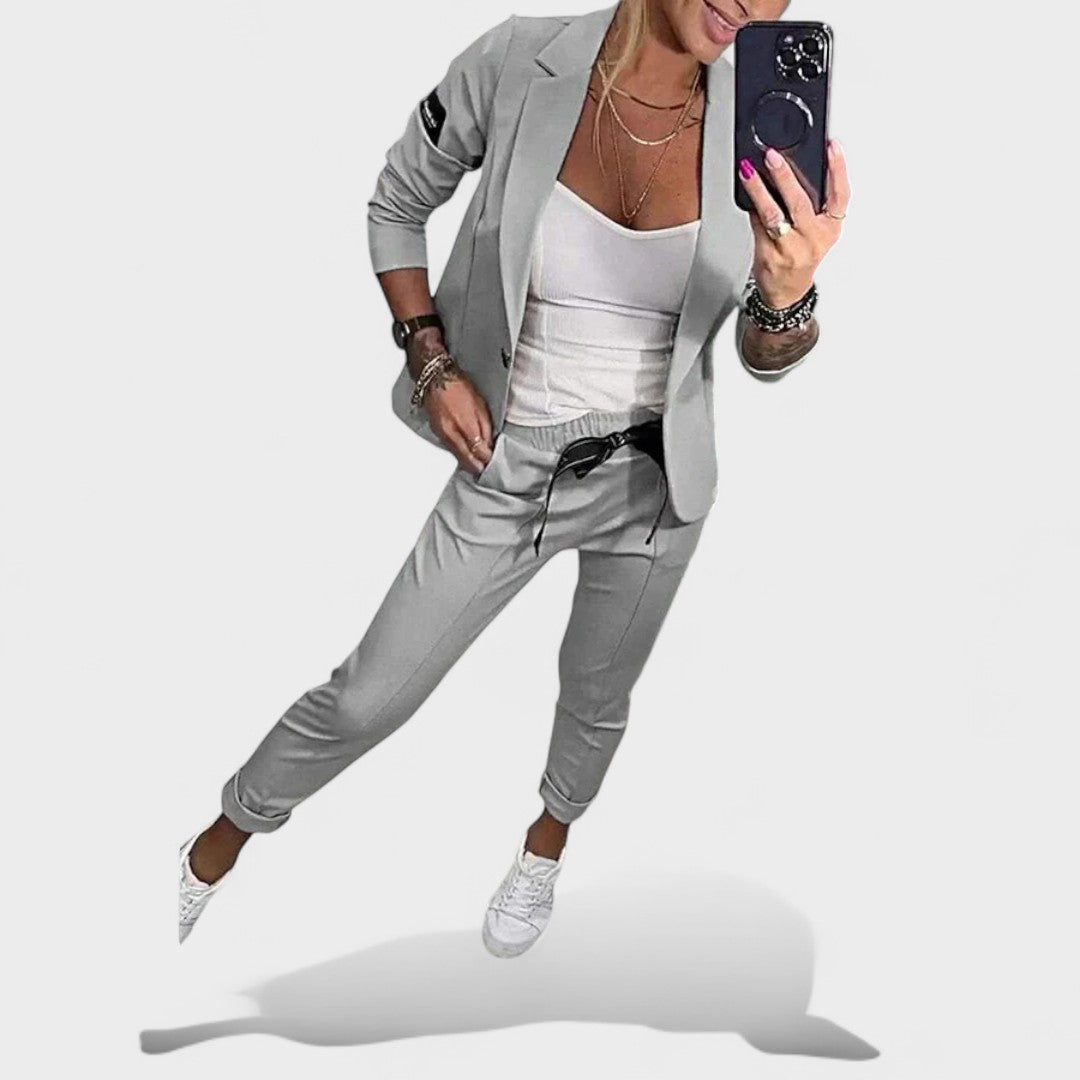 Karolina Prilagojen Set z Mehkim Blejzerjem in Hlačami