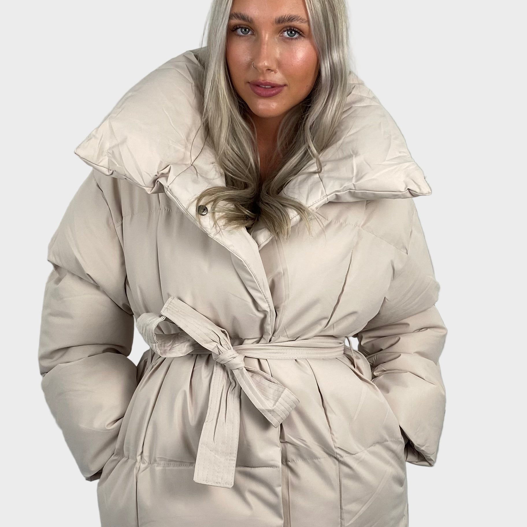 Maja - Kratka puffer jakna z pasom