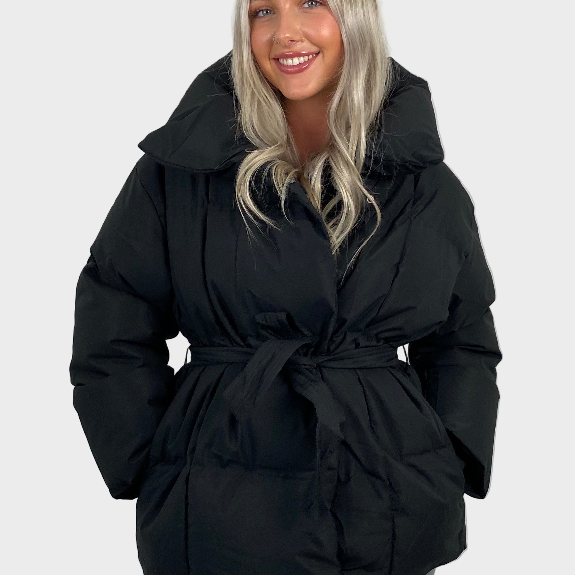 Maja - Kratka puffer jakna z pasom