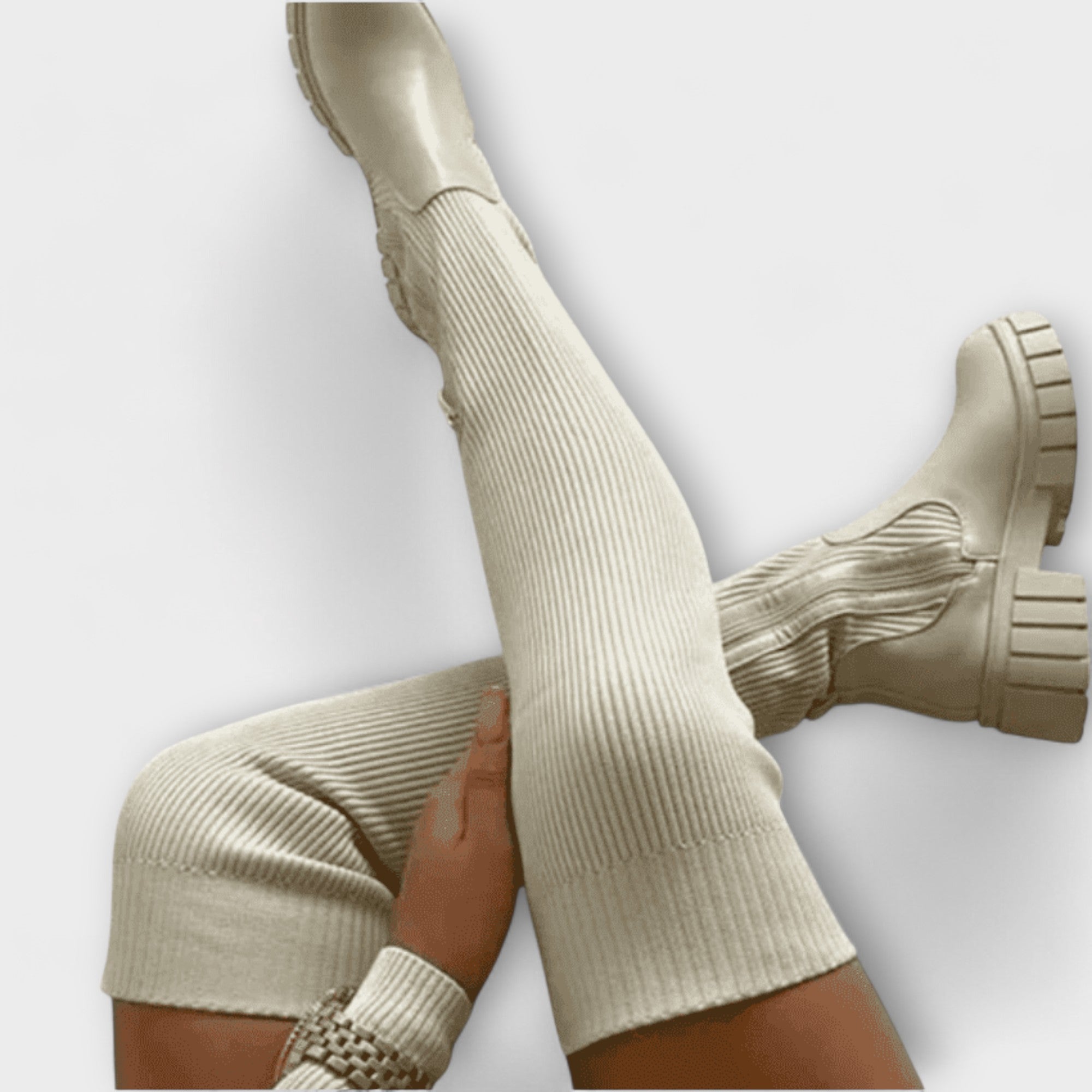 "Aušrinė - Čevlji do kolen" se lahko prevede kot "Aušrinė - Čevlji do kolen (Čevlji do kolen)".