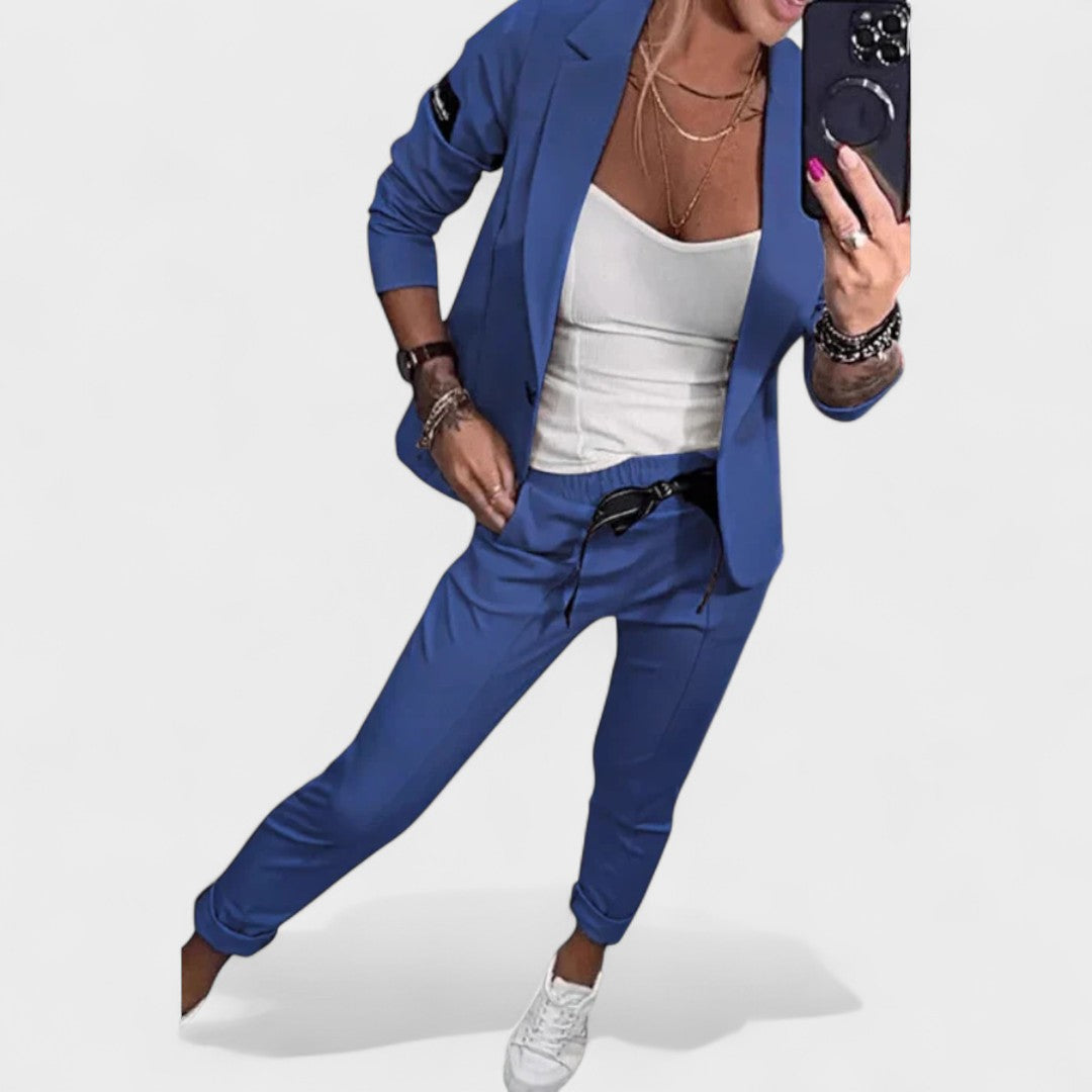 Karolina Prilagojen Set z Mehkim Blejzerjem in Hlačami